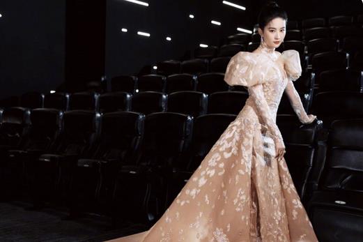 |紧身衣服没穿对多丢人？刘涛扣子崩开，柳岩特别土，金晨变小肚婆