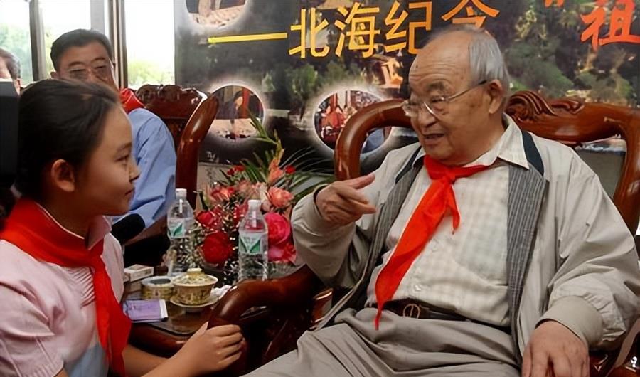 95岁词作家乔羽离世，去年曾空降春晚舞台，李谷一晒珍贵合影悼念
