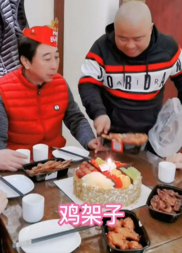 冯巩|64岁冯巩罕见下厨煮螃蟹！徒手下锅不怕烫，门口一堆快递盒太真实
