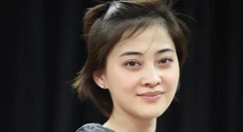 梅婷|47岁梅婷近照曝光，与网红合照引争议，网友：不化妆能看吗