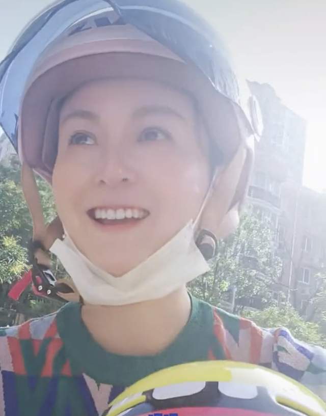 戴娇倩|42岁女星骑电动车接娃放学，女儿乱按喇叭被训斥，日常出行靠地铁