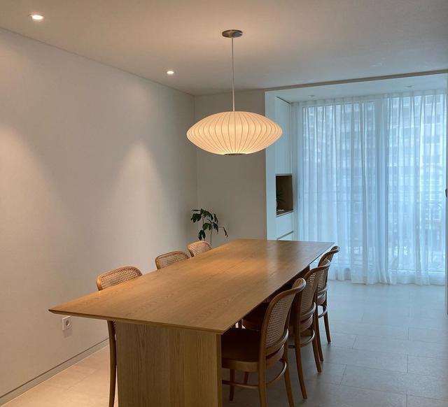 170大平层，放张沙发和茶几就够用了，客厅家具越简单越舒适！