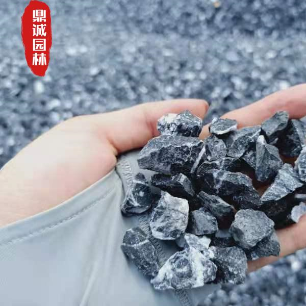 |砾石是我们常用的庭院铺路造景的小石头