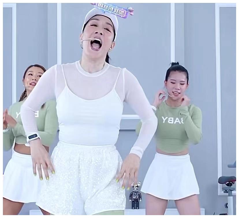 钟丽缇直播跳操半个月，扬言练出马甲线被嘲，普通话也不利索