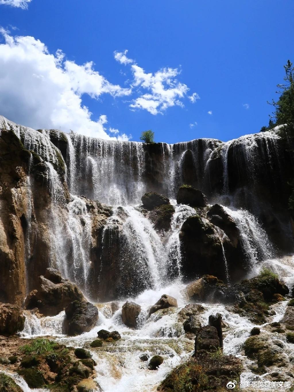 |夏天的九寨沟,绿意盎然,水幽蓝深邃,太美太凉爽