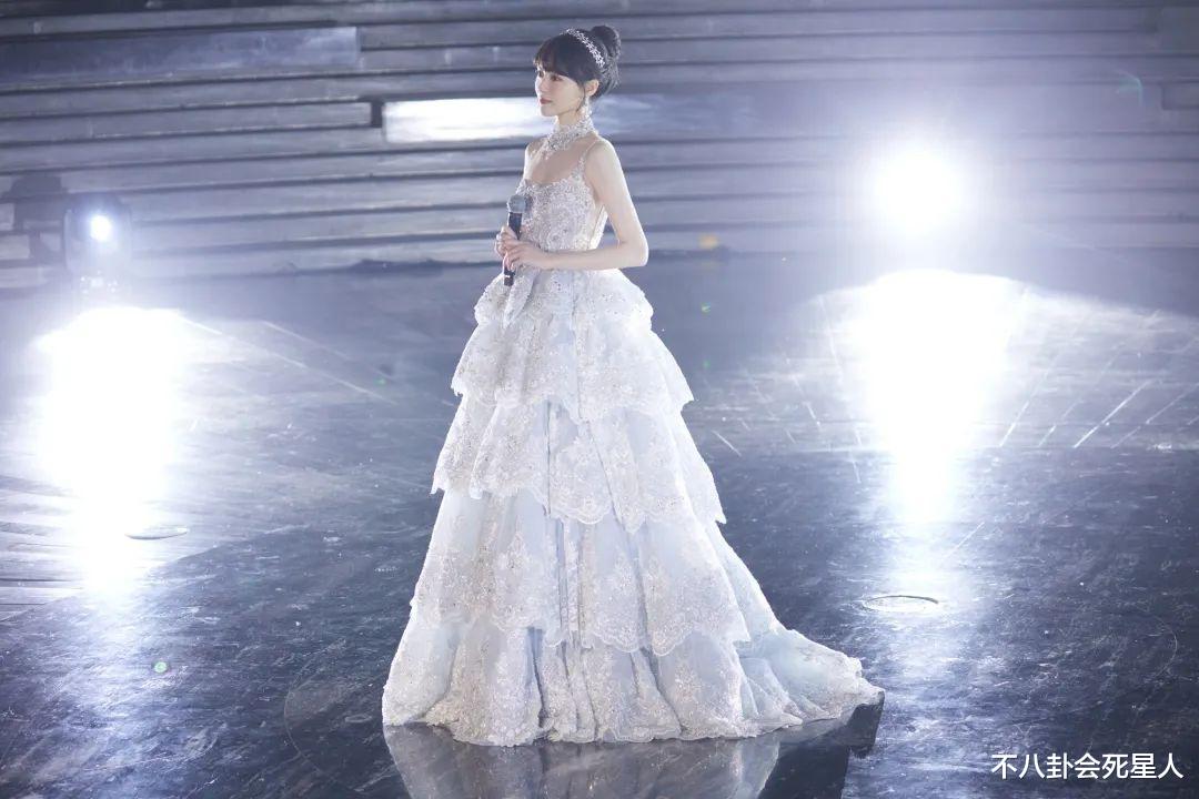 关晓彤|12位女星卫视春晚状态！杨颖唐嫣美得亮眼，关晓彤大长腿厉害了