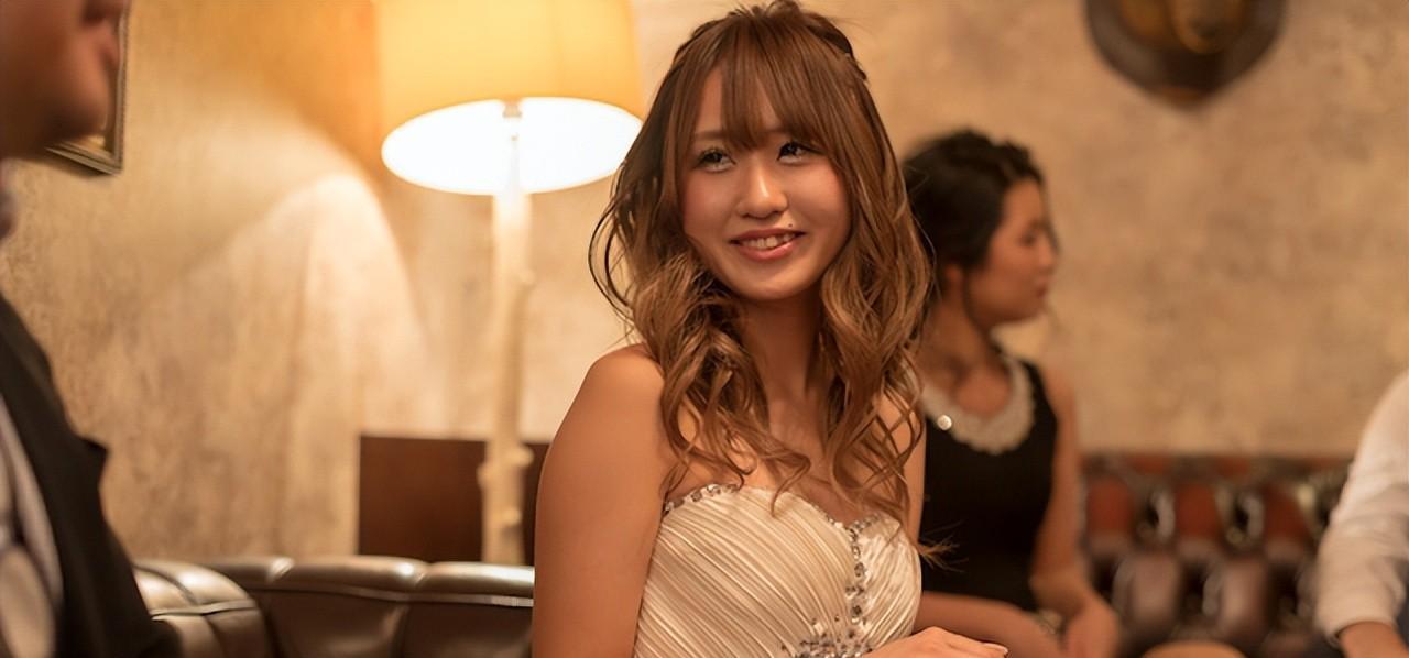 从良！她放弃了月入3百万的机会转向月入20多万的护士工作