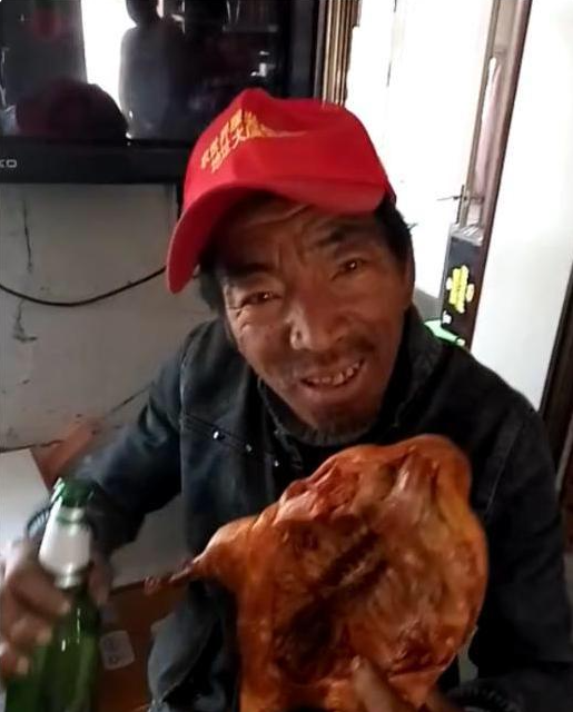 肩上纹过江龙的东北小伙,入狱19年风光不再,如今每月领573元低保