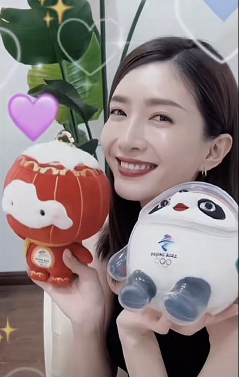 江疏影|35岁江疏影罕晒照，露出一边香肩锁骨瘦得凸起，皮肤白到青筋可见