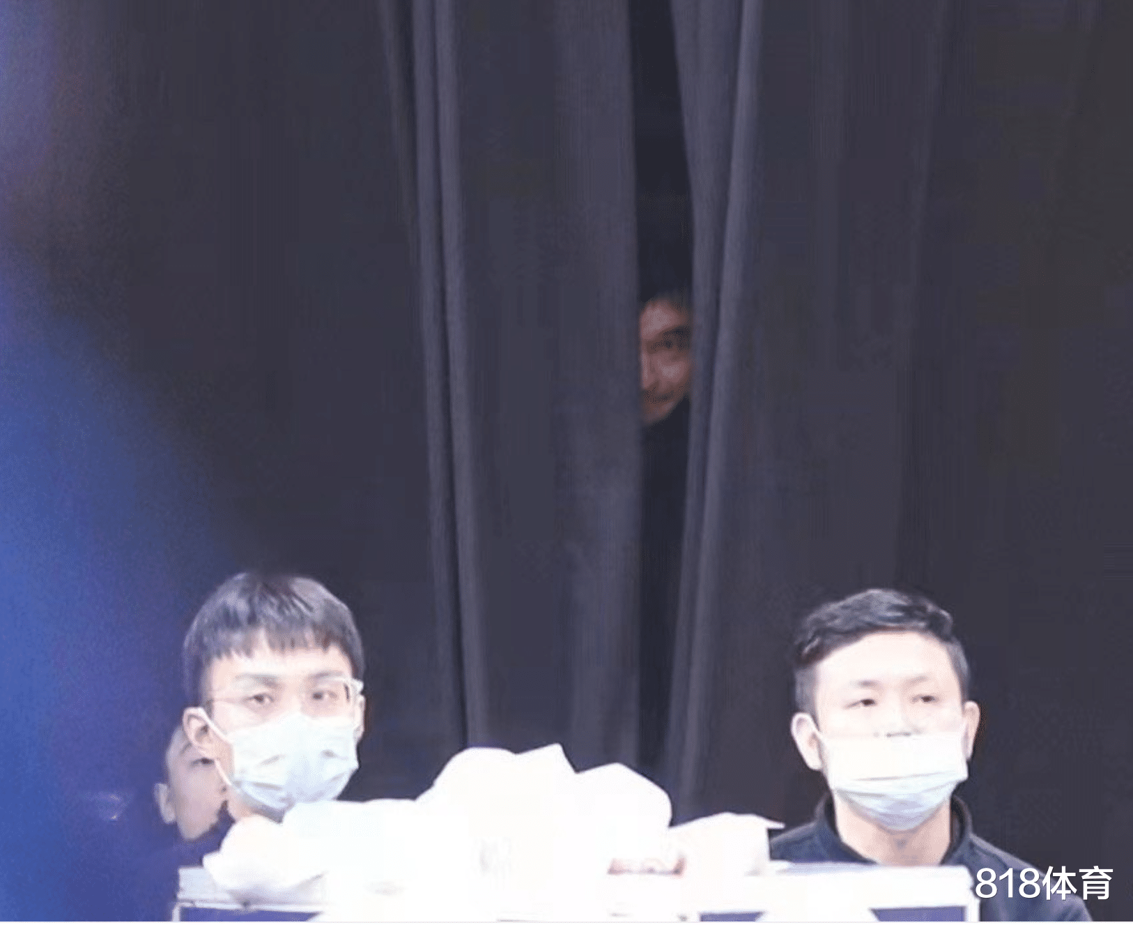 笑喷! 西热力江幕后偷窥比赛被追加停赛, 同曦老板娘: 笑得腹肌都出来了