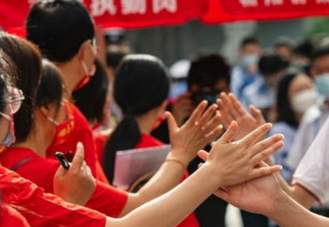 2020年儿子收到清华通知书,父母宴请全村,村民:通知书有错字