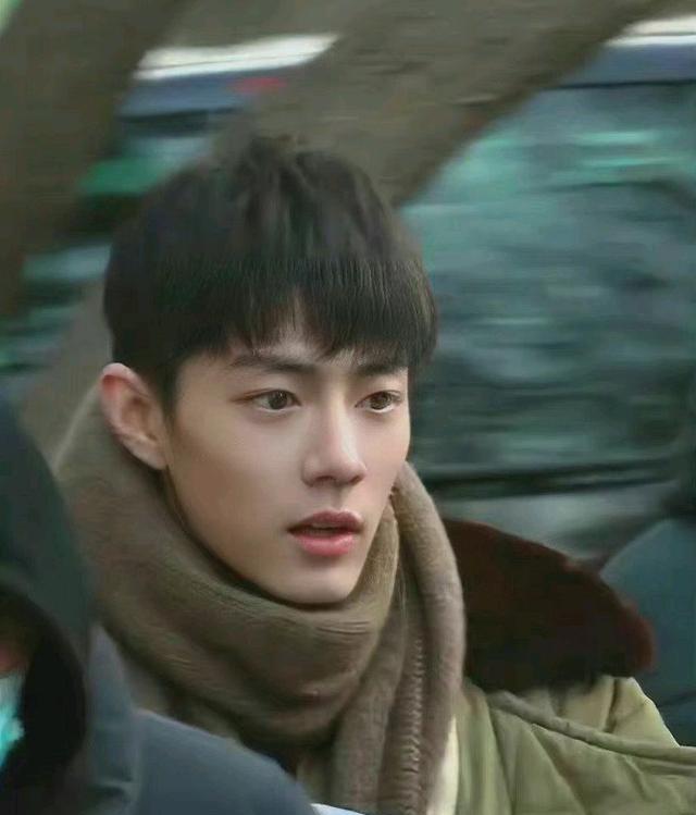 肖战|肖战横店拍戏保镖陪同,和健壮助力同框太显瘦!