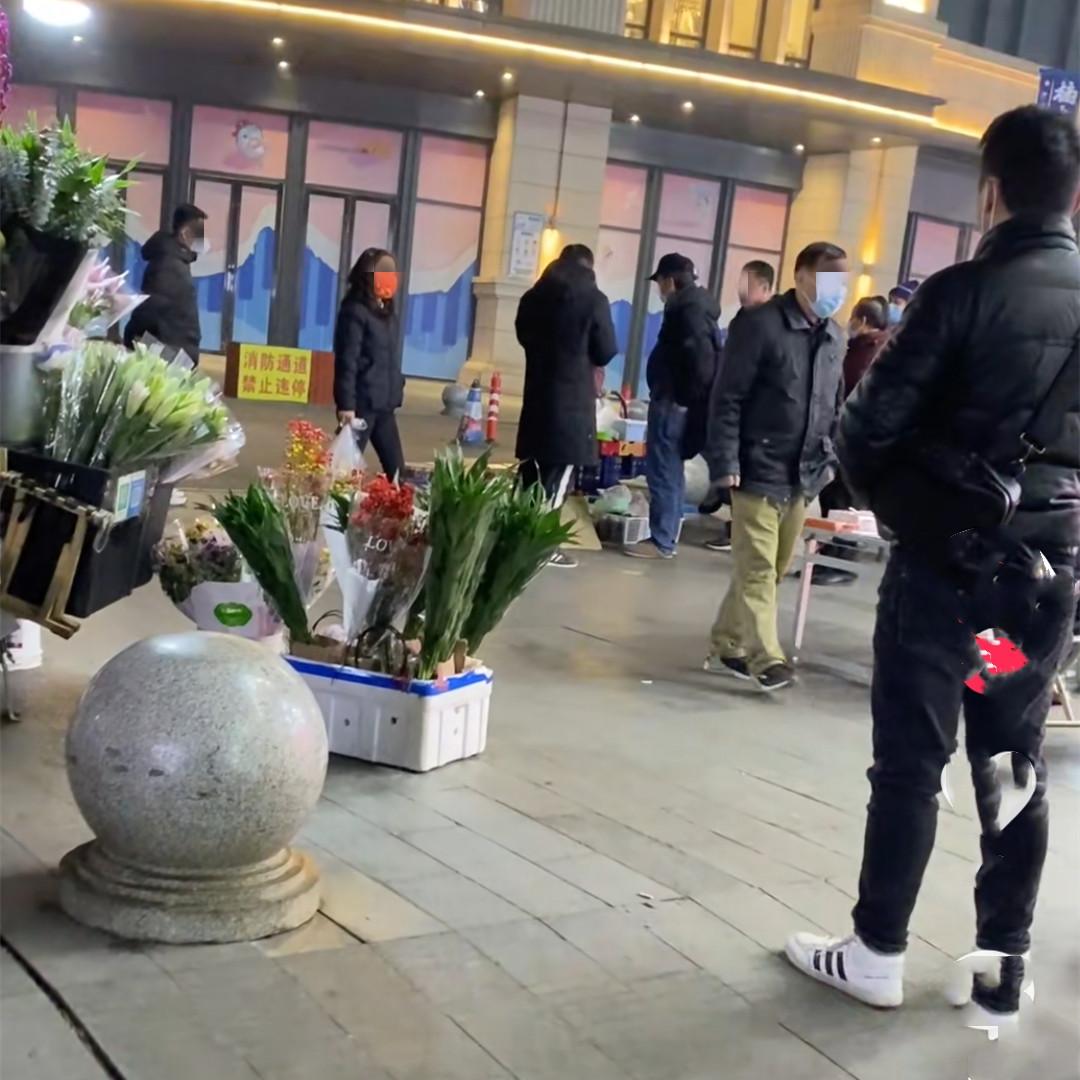 湖北一女子街头摆摊卖草莓,遭水果店老板驱赶:我一月七八万支出