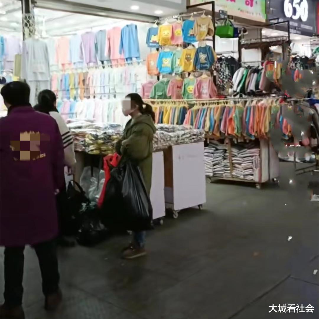 江苏一女子逛童装店,网上卖11店里卖40,嫌贵被老板怼:干脆送你