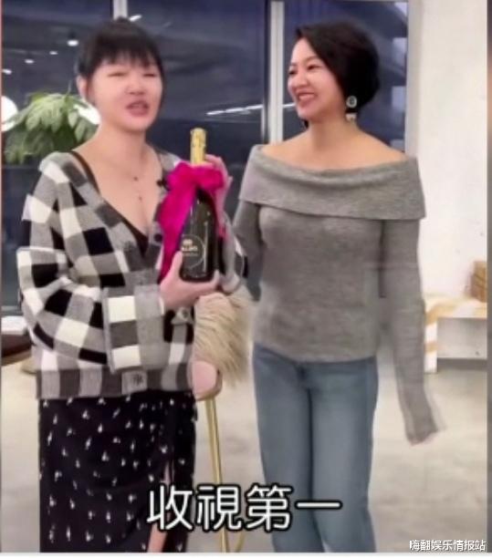 阿雅|阿雅上节目，小S又露事业线又爆料对方微整形，网友集体呼唤周迅