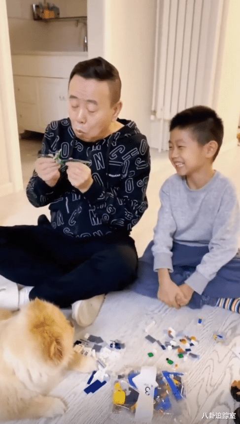 潘长江|65岁潘长江举止惹争议，打扮幼稚动作夸张，被指老不着调像低智儿