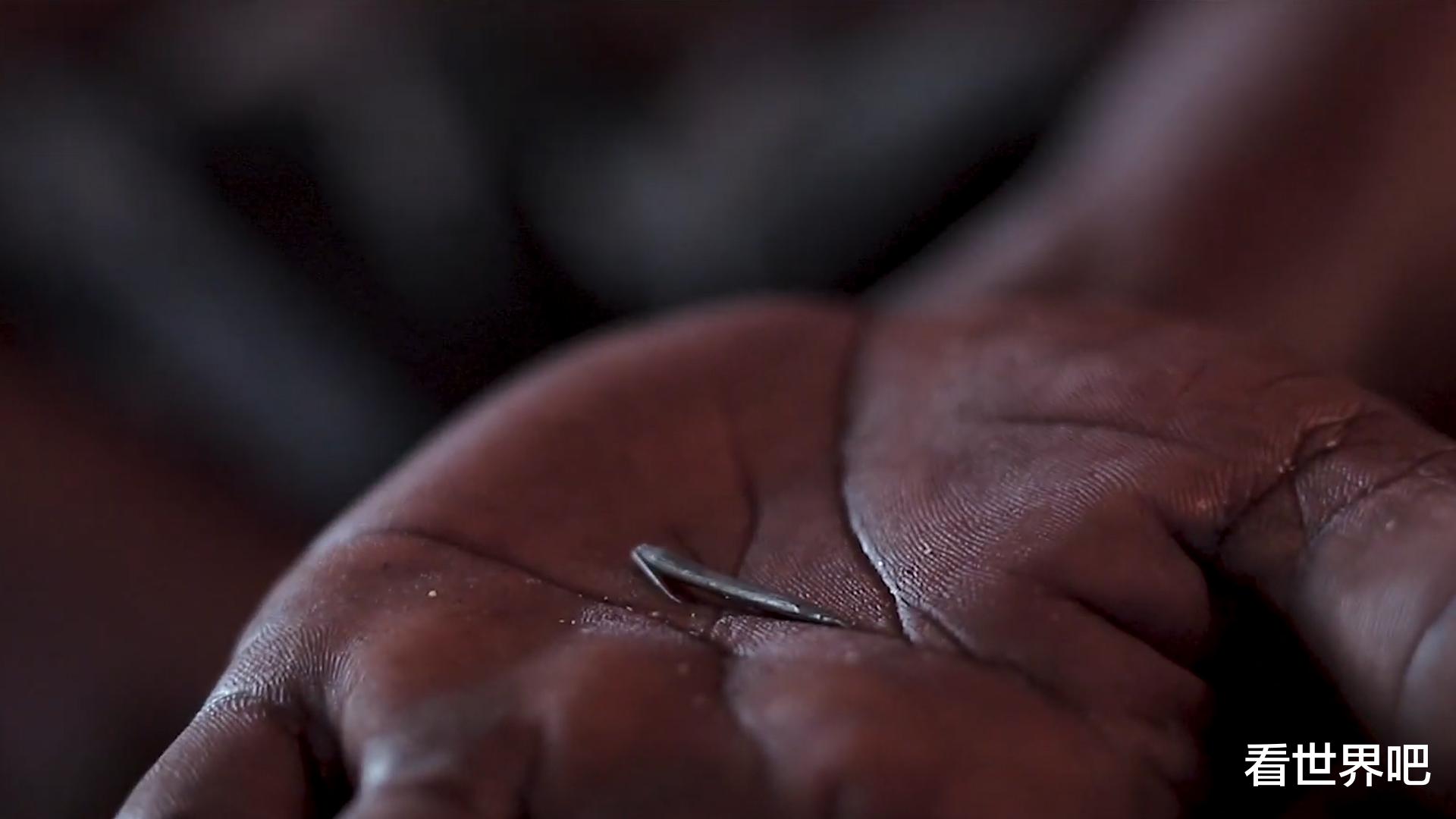 |斯里兰卡独一无二的“无饵立竿钓”,可以说是用生命在钓鱼了