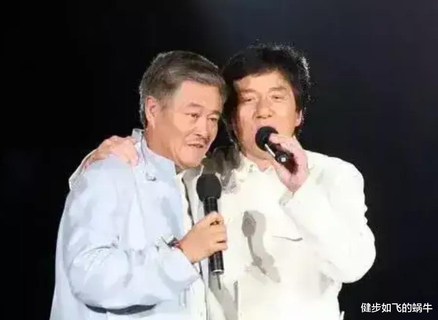 约翰尼·德普|赵本山满头白发喊成龙大哥？演唱会不请自来主动鞠躬，吓得成龙往后躲！