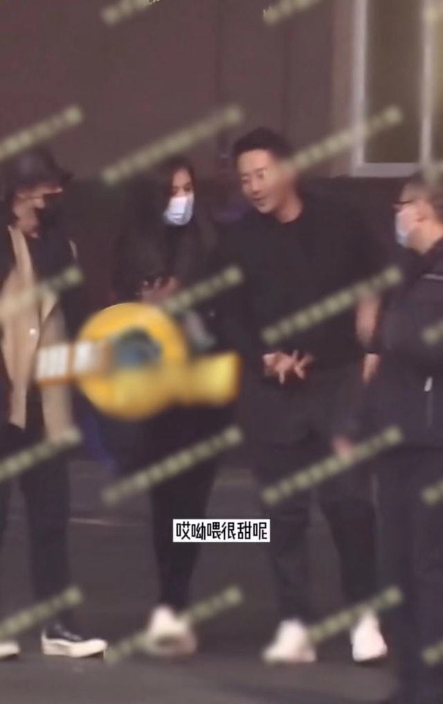 汪小菲|张颖颖现身寺庙祈福，与汪小菲隔空穿情侣装秀恩爱，被指认后秒删