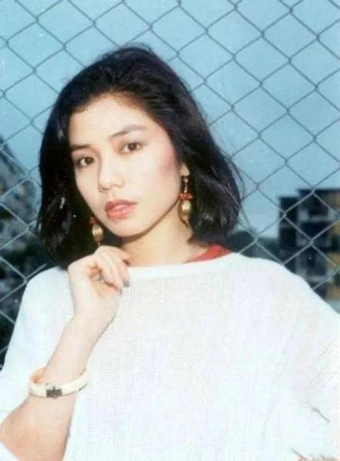 王晶|钟楚红,为了爱情放弃事业,丈夫过世后至今未嫁,62岁深情又优雅