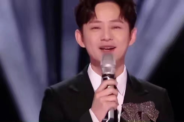 何炅|曝何炅爸爸去世已出殡,跨年夜上含泪主持,感谢医护人员被嘲作秀