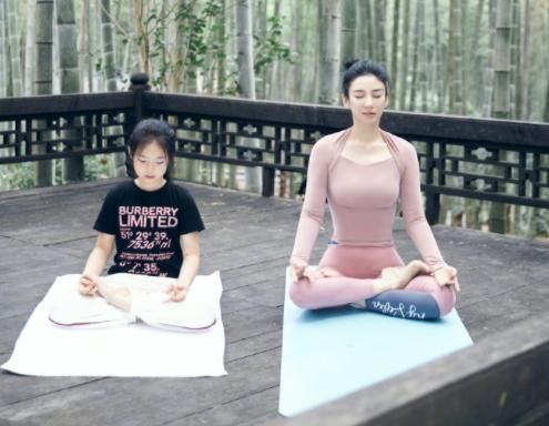 黄奕|黄奕母女竹林练瑜伽，44岁小腹平坦身材丰满，8岁女儿长开如换脸