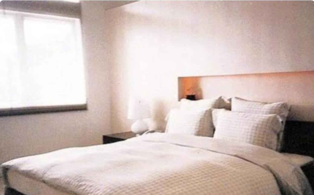 参观张国荣当年住的房子,当时已经是天王巨星,装修却朴素平凡