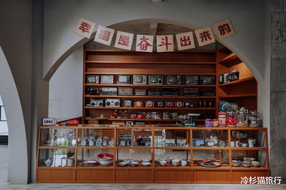 73岁姥爷以前在供销社买的老酒，当时没舍得喝，现在几乎都绝版了