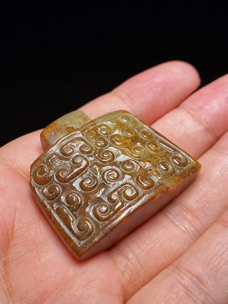 和田玉籽料|战国 和田玉籽料沁色 蟠虺纹 玉剑饰 剑首 把件