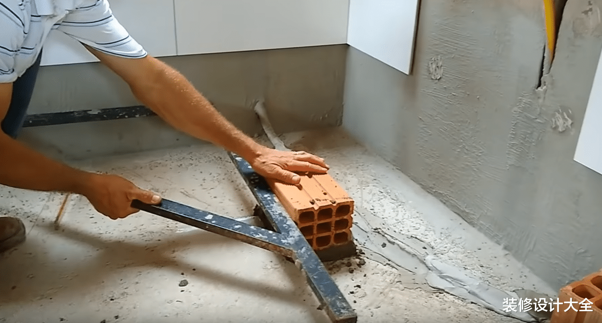 瓦工给橱柜加了一层底座,老婆极力反对,完工后老婆不敢吭声了!