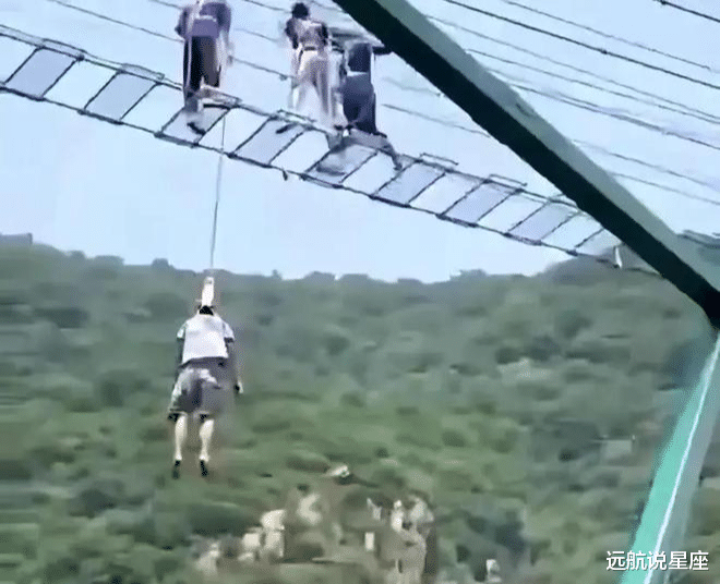 天津景区一游客坠亡,真的太可怕了,吊着死了