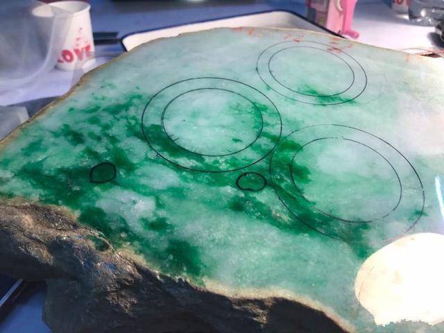 翡翠手镯|亮瞎眼！赌石中的“法拉利”，一刀切出7只翡翠手镯！