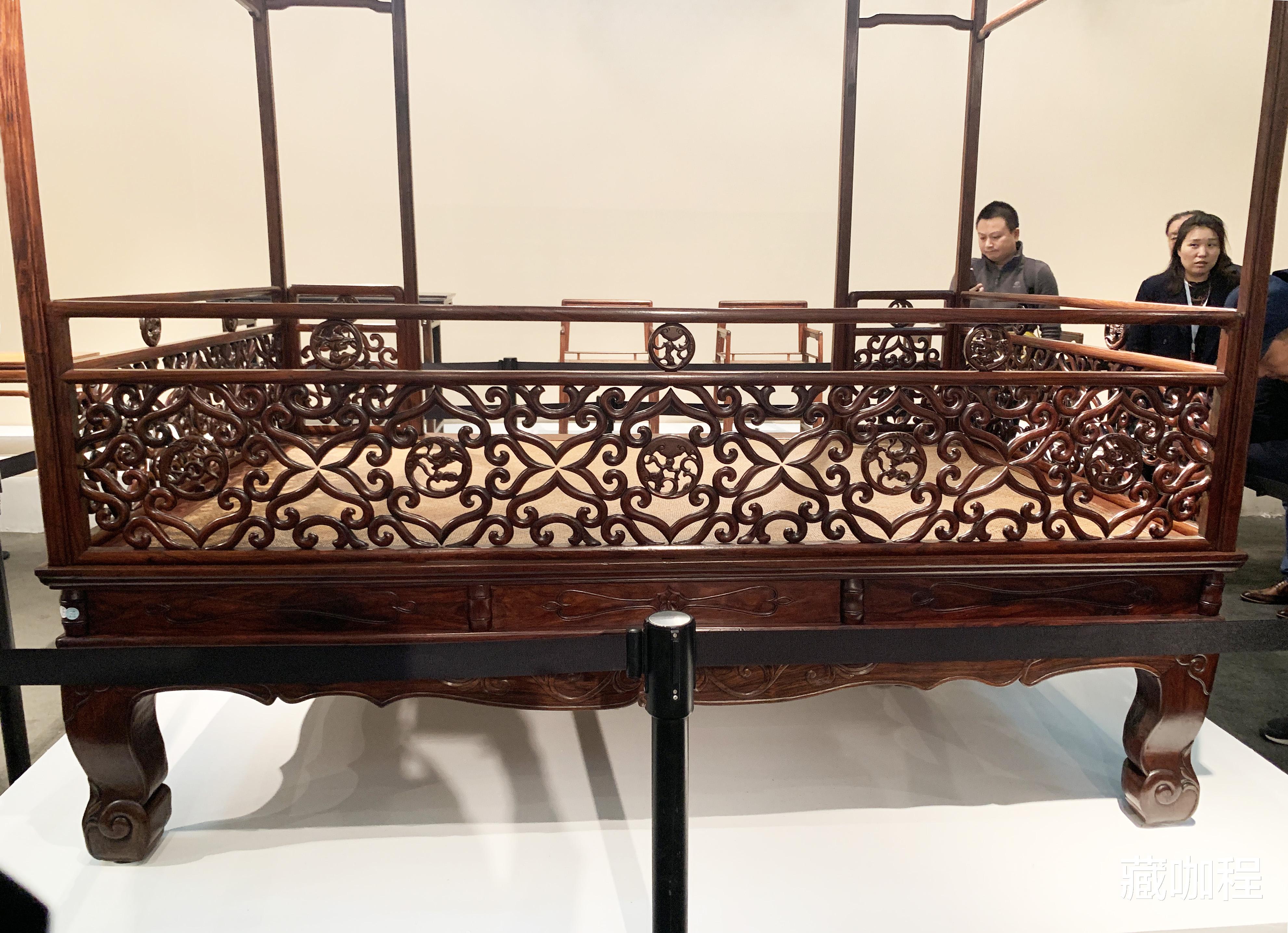 |只斗簇不攒接，黄花梨四合如意团螭纹