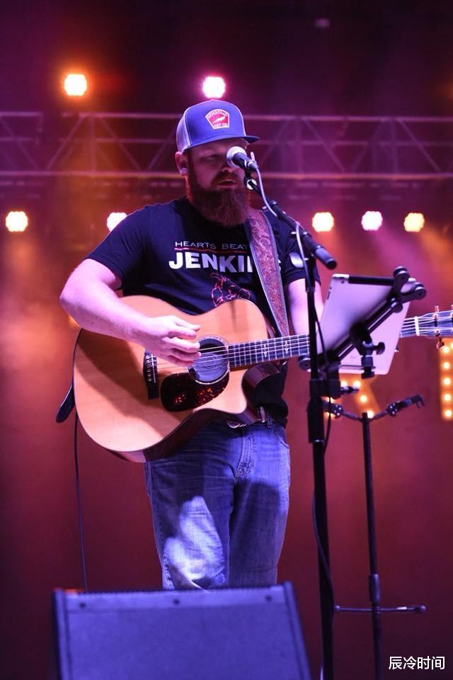 |美国歌手在结婚当晚不幸去世，年仅37岁，新婚妻子悲痛发文