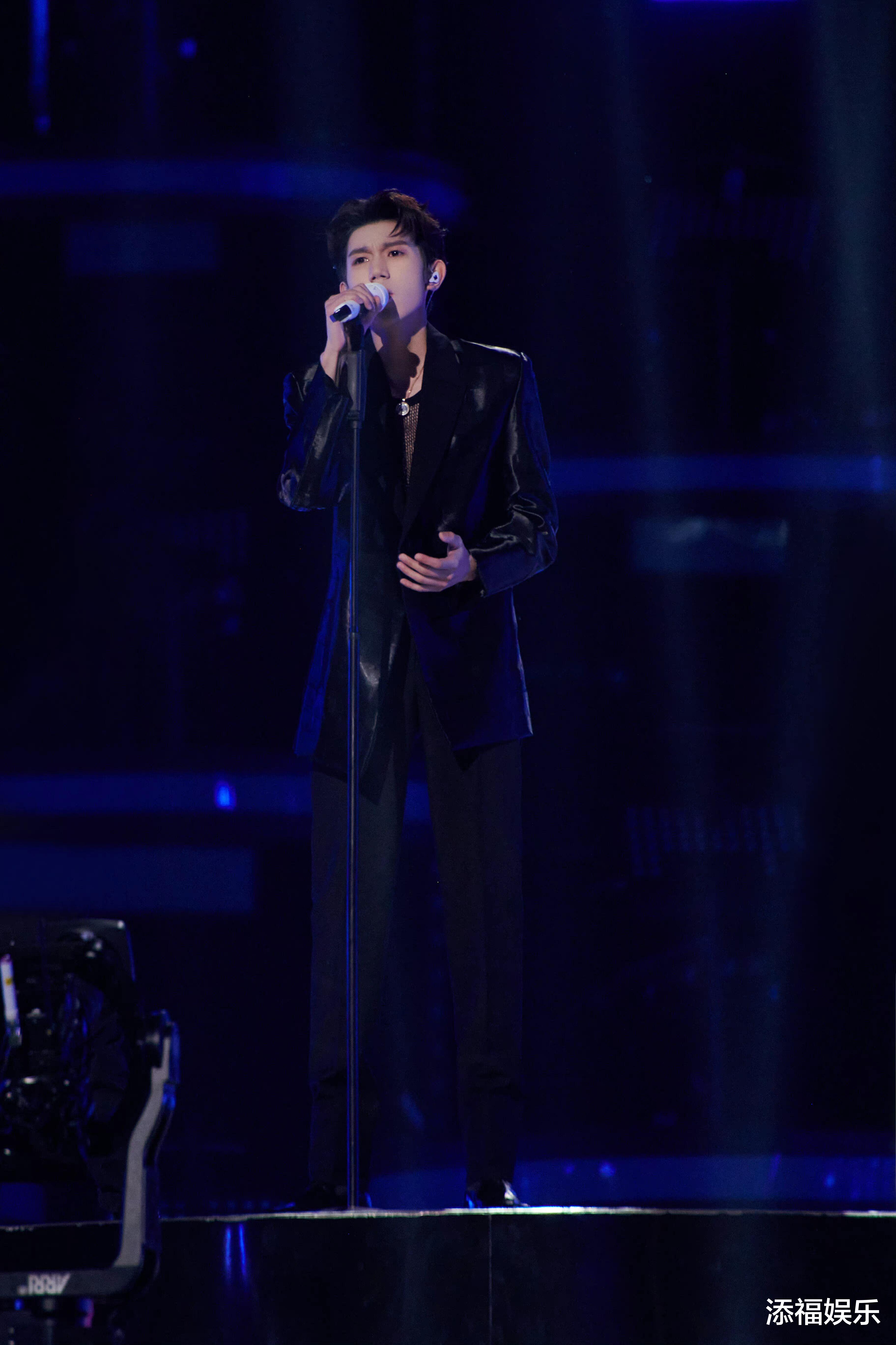 王源|王源深夜晒与任敏同框照，还有导演奇怪装扮被认成小汤圆