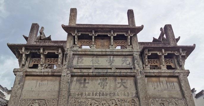 徽州|徽州古城：全国独一的八脚牌坊，背后的故事更耐人寻味