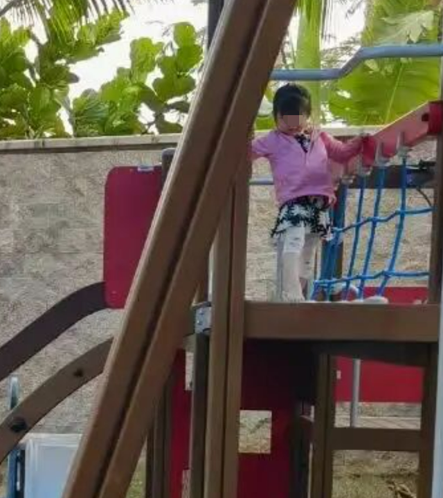 章泽天|章泽天一家度假被拍!刘强东全程光脚举相机,女儿打扮朴素胖乎乎