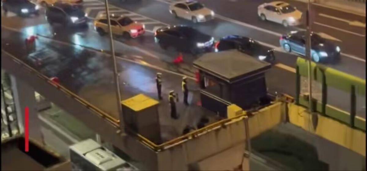上海一小车从高架桥坠落倒扣地面,首位施救者:我们十多人合力扶正