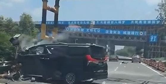 雷克萨斯LX碰撞后车门锁死并起火致后排乘客罹难,保姆车成夺命车