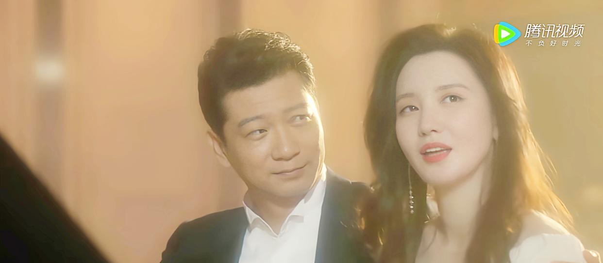 田雨|《大博弈》田雨、张萌演夫妻,搂肩膀的方式新颖,不占女演员便宜