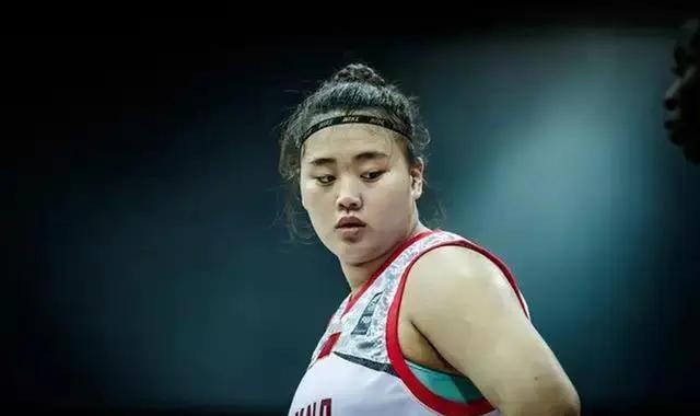 女篮|正式签约！顶级内线加盟中国篮坛豪门 全力冲击总冠军