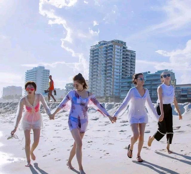 古力娜扎|江疏影和古力娜扎海滩度假：两大气质美女，实在太养眼