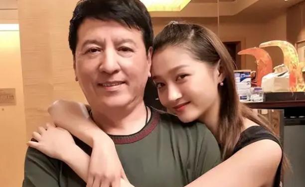 鹿晗|曝鹿晗关晓彤月底分手，女方将有新动作，一月前关爸回应显端倪