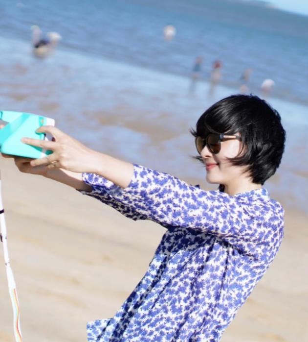 孙俪|孙俪现身电玩城，穿白衬衫背双肩包，气质清纯还以为是大学生