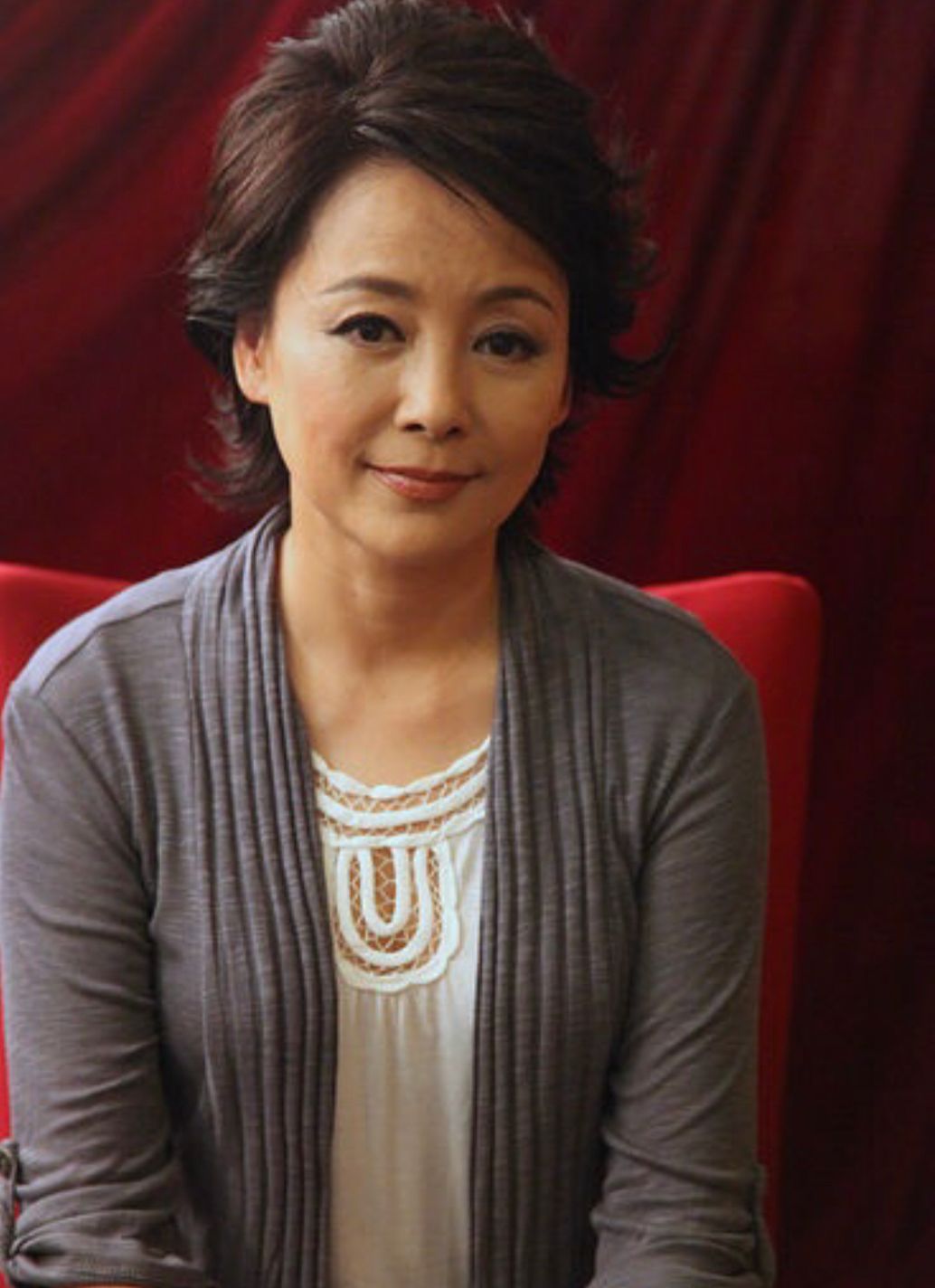 刘海 看到65岁张瑜才发现:女人上了年纪烫卷发,比想象中更洋气减龄