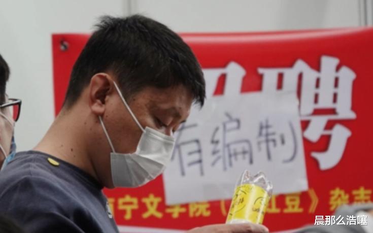 文职|编制岗位的新晋榜一,军队文职开启招聘后,学生却为何鲜少报考?