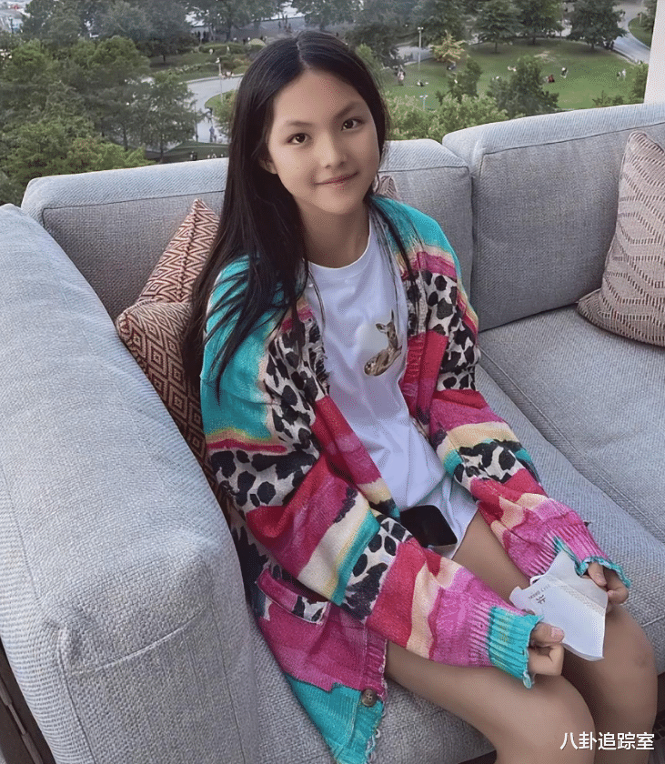 李湘|李湘母女逛英国美术馆,背亲子过万奢侈包,多次违反校规或已移民