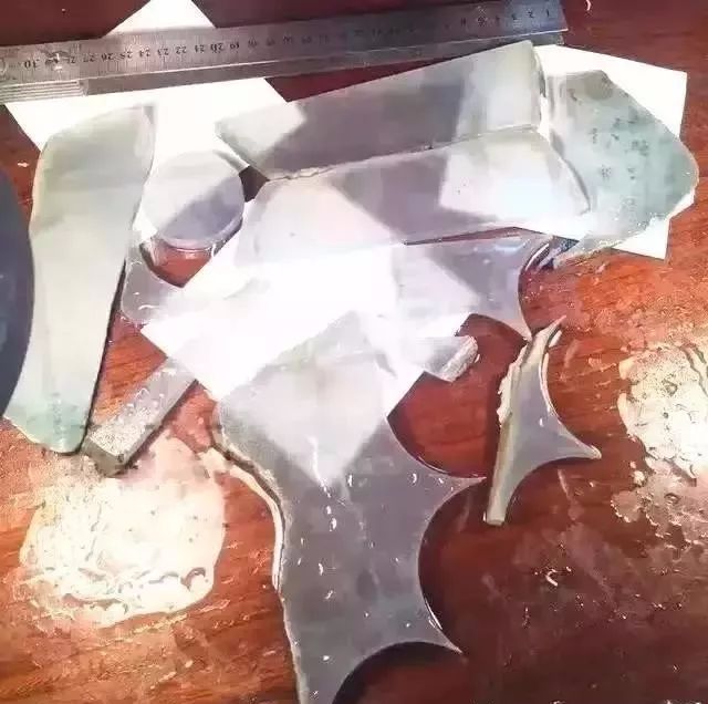 翡翠|一鸣惊人!翡翠赌石,380万切出1个亿!