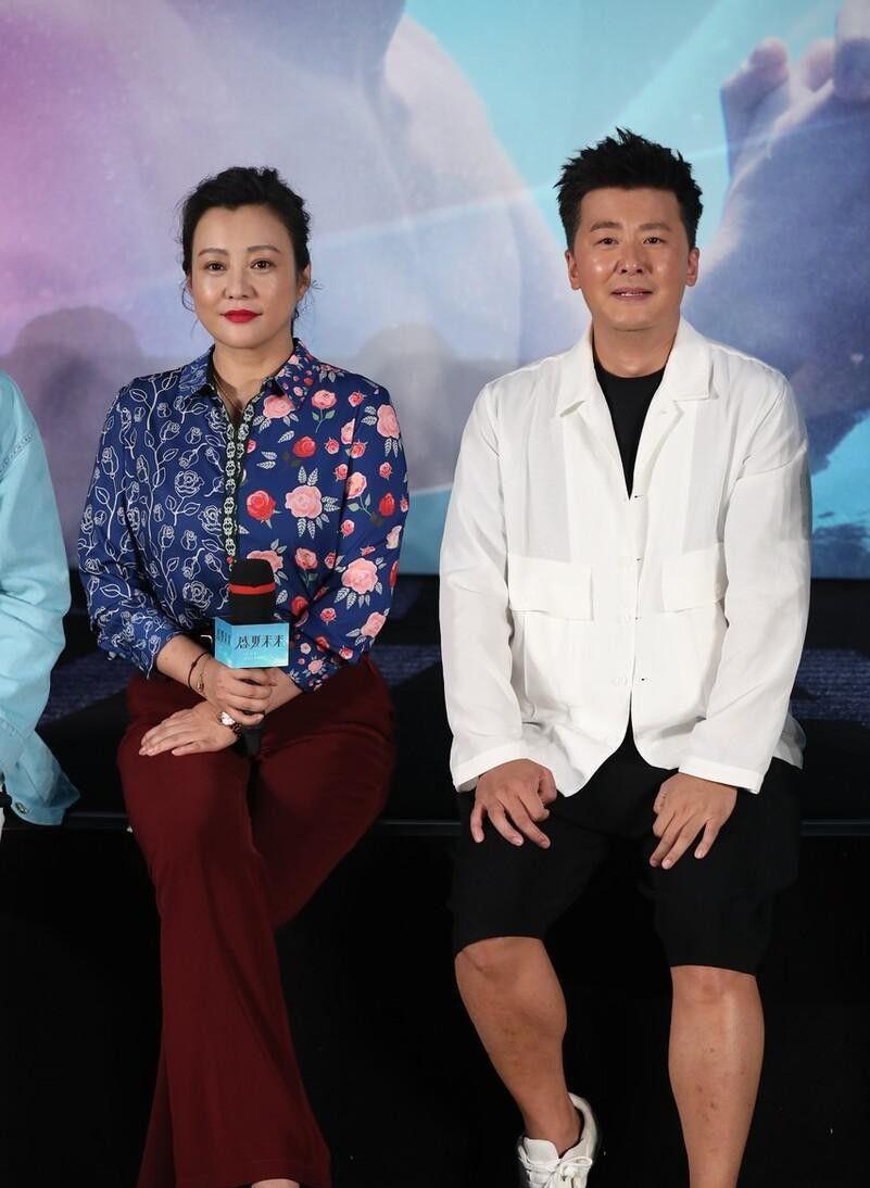 聚会|郝蕾聚会被拍，肤色黝黑胖的自然真实，不包装明星还不如素人