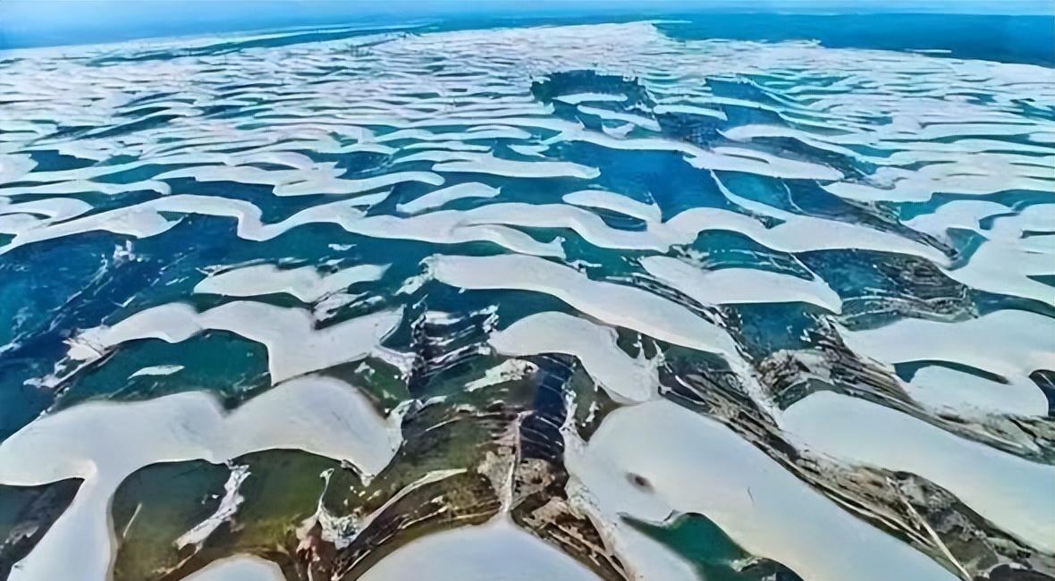 |寸草不生的沙漠之中，却遍地都是湖泊，还有很多鱼虾生活在其中